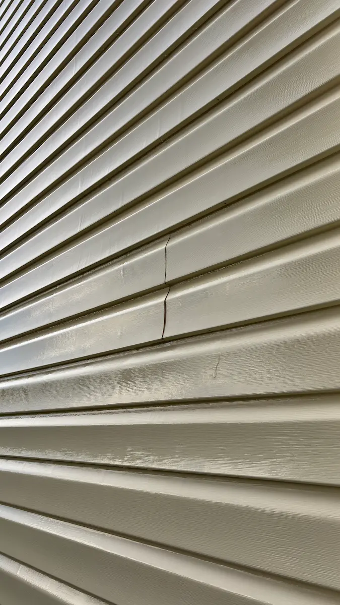 Vinyl siding after softwash - close up